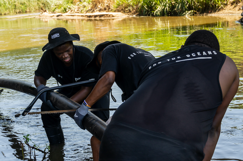 Brownie Points and The Litterboom Project Partnership Thrives with Good Economy Initiative - goodthingsguy.com/environment/li…