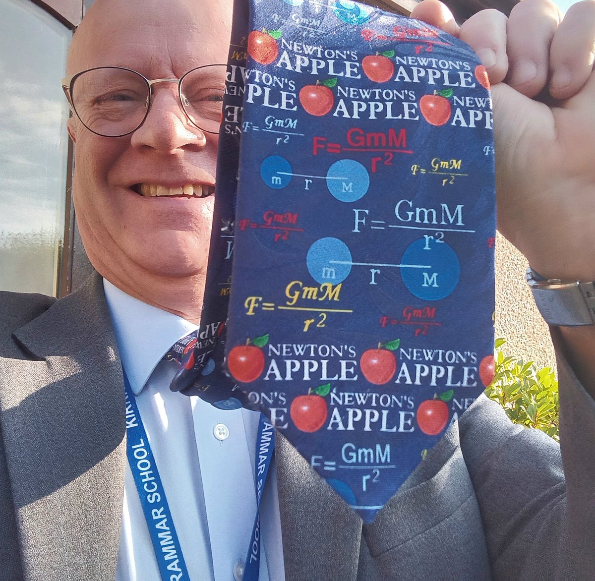 AdrianLong3's tweet image. #TieOfTheDay for #PhysicsGCSE?

No problem!