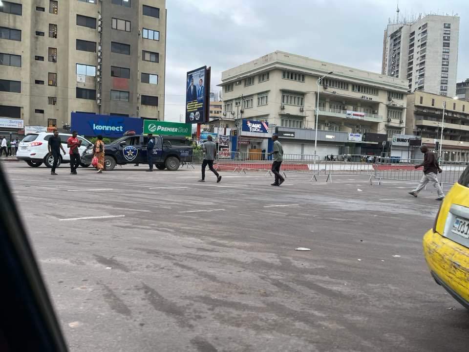 #Kinshasa : des barricades dans les périmètres menant vers le quartier général de la CENI ce jeudi, le matin, alors que l'opposition prévoit un sit-in devant cette institution électorale