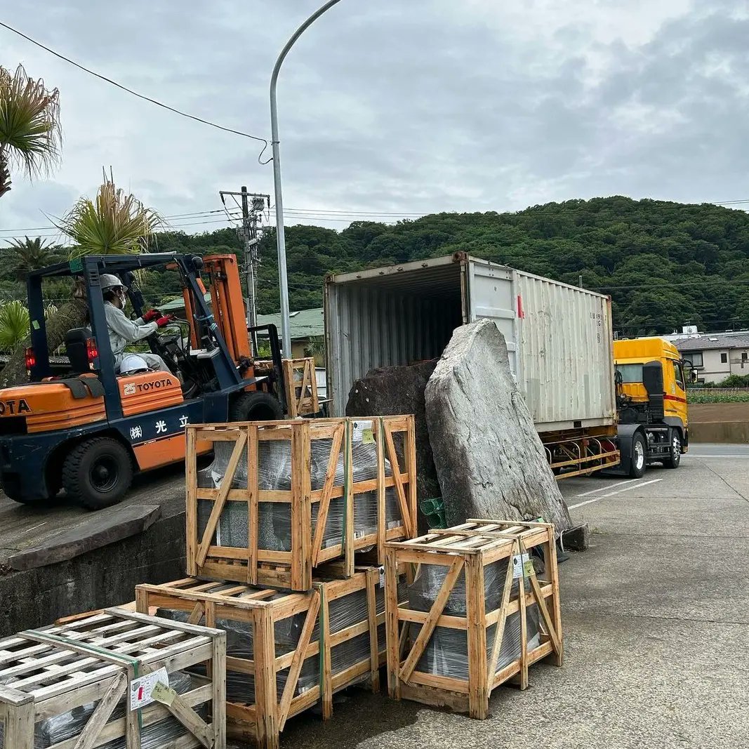 N_SHlN8639's tweet photo. 今朝、20ftコンテナの搬入があ���ました🚛🌄

photo by 齋藤先生📸

https://t.co/6mER9KhRdl
#フォークリフト #20ftcontainer #20ftコンテナ #コンテナ #お墓 #墓石 #神奈川 #湘南 #平塚 #湘南墓店 #japanesegrave #彫刻 #墓石の彫刻  #shonanhakamise #shonan_ls #湘南造園 https://t.co/yQNIJByGLP