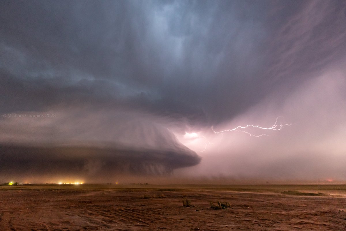 charnick_wx's tweet image. Awesome structure on this nocturnal supercell tonight east of Clovis, New Mexico. Got the Grady/Wheatland tornado earlier as well - first New Mexico T for us both. Late night storm structure stole the show as always! #NMwx #TXwx