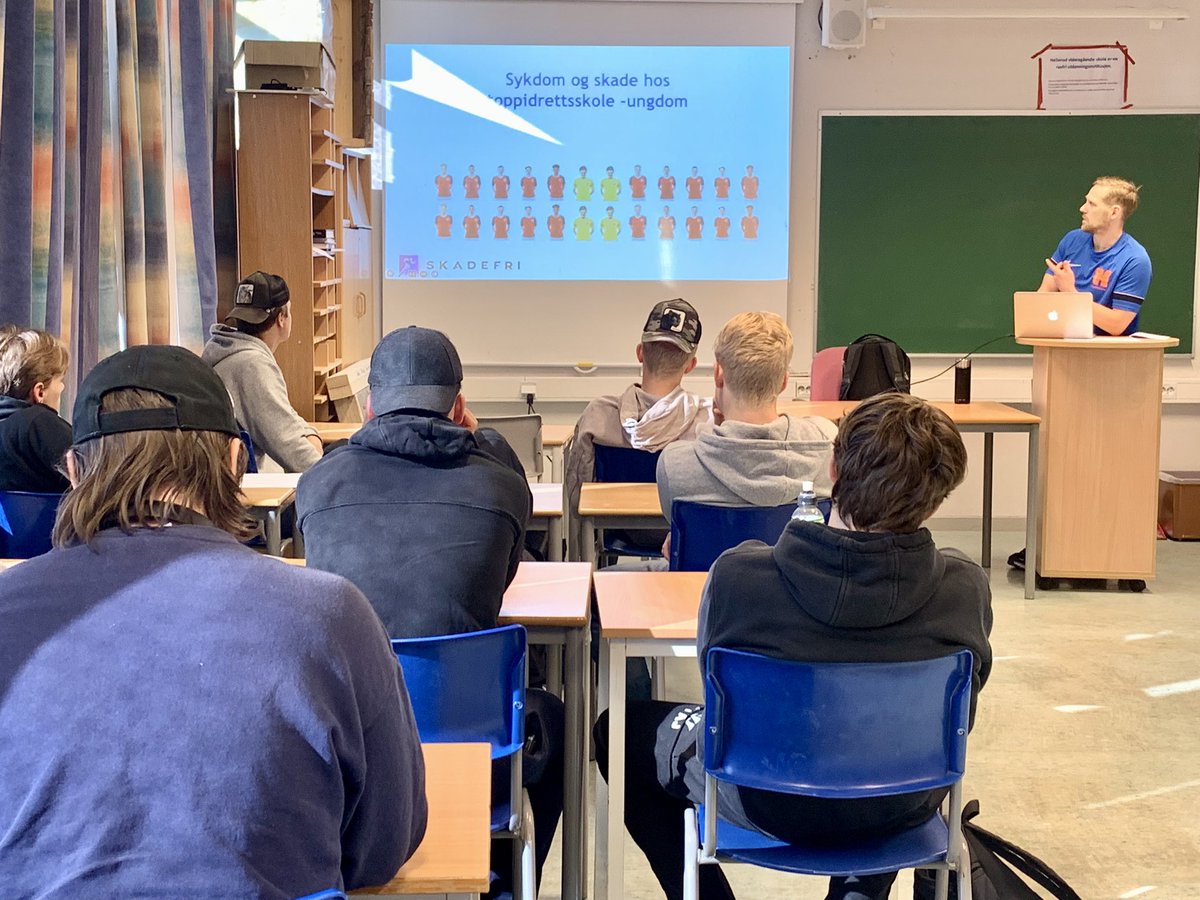 GlennJohnsrud's tweet photo. Toppidrett-Ishockey elevene starter dagen med teoriøkt i dag. Tema er skadeforebygging #Byggfag #Yrkesfag #Skole #Utdanning #HellerudVGS @norskishockey https://t.co/2xc3z2gGDf