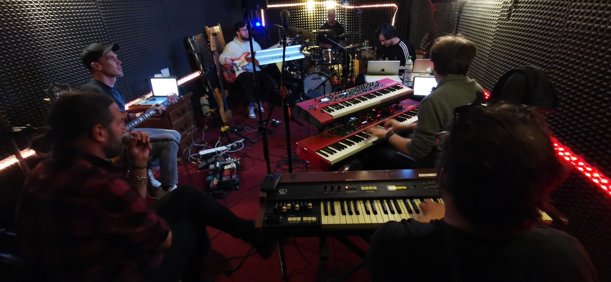 Maksimalna koncentracija! 😀😎Hamo na vaji za Izštekanih 30 <a href="/Val202/">Val 202</a>. Plac Smrdel Brothers Collective, te dni. <a href="/hamudu/">Hamo</a> 🎤🎼🎸