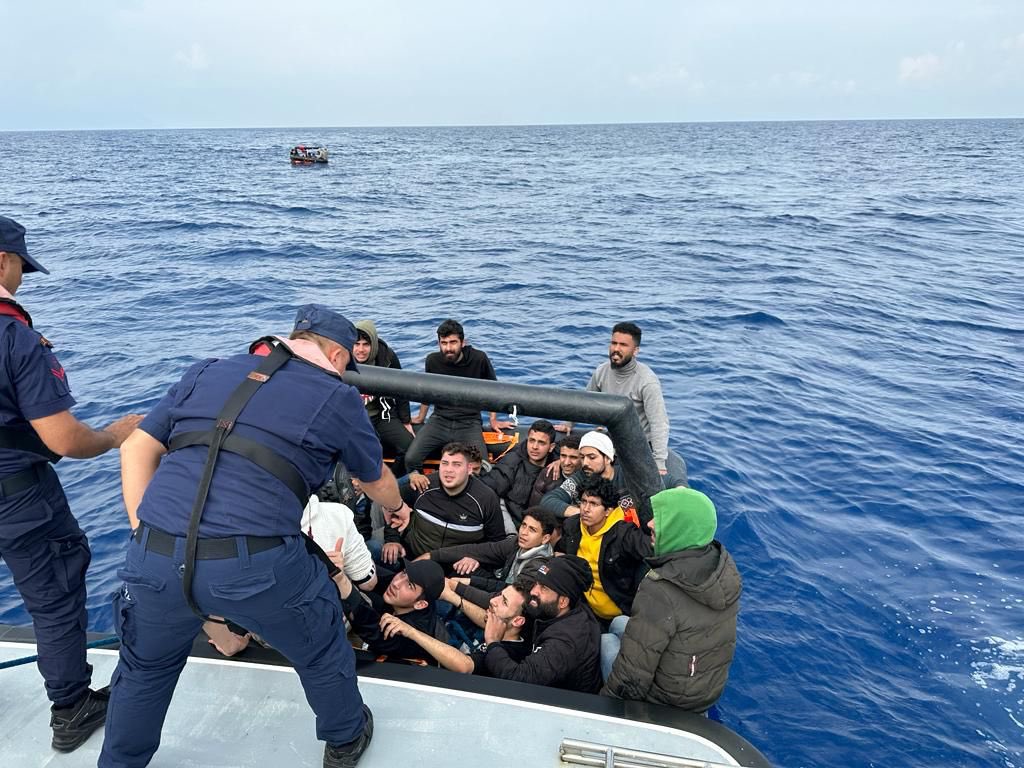 IuventaCrew's tweet photo. „On May 19, the same day as the shocking video was published in The New York Times showing Greek authorities pushing back 12 people from Lesvos, 96 people was lefts drifting in 4 life rafts in the middle of the sea“
#StopPushbacks
#OpenTheDamnBorders https://t.co/6icamXsSgb