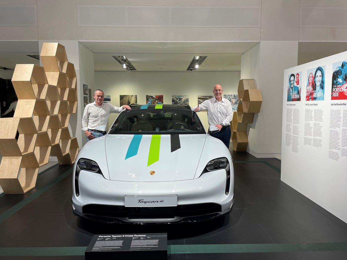 En el museo de #Porsche en #Berlin con el gran <a href="/Arturopdelucia/">Arturo Pérez d Lucia</a> durante el F2F meeting de #CharIN en representación de #PhoenixContact y #AEDIVE. Porsche celebra el 75 aniversario con una exposición impresionante. <a href="/AEDIVE/">AEDIVE</a> <a href="/AsociacionAUVE/">AUVE</a> <a href="/PhoenixContactE/">Phoenix Contact ES</a> <a href="/Porsche/">Porsche</a> <a href="/PorscheNewsroom/">Porsche Newsroom</a>
