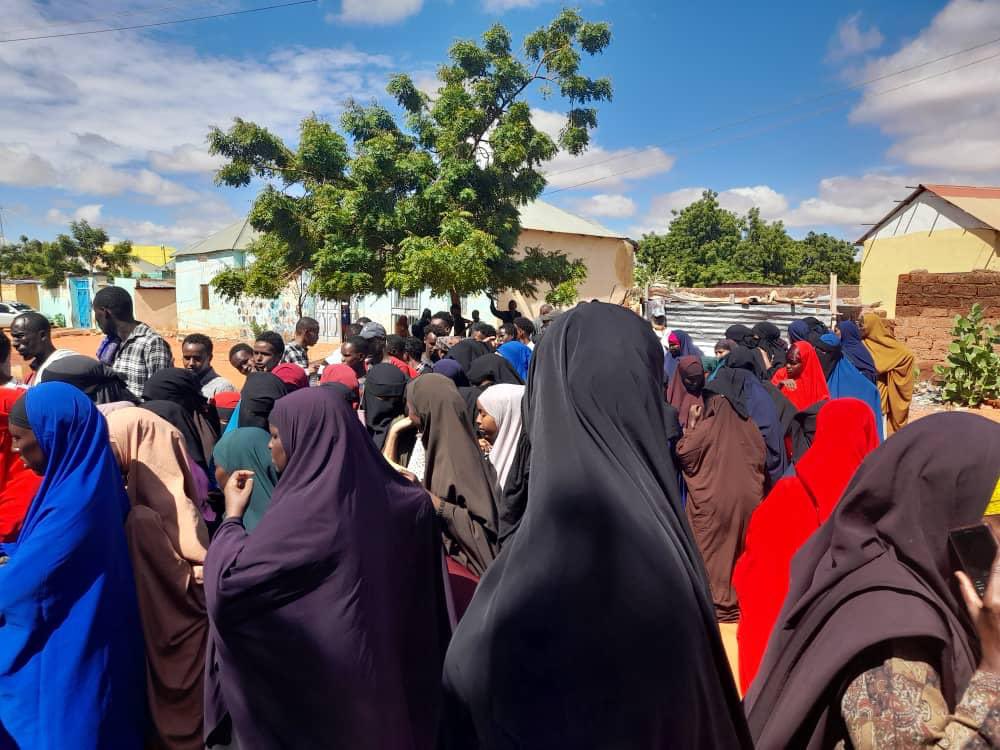 SomaliaPdrc's tweet photo. In Galdogob, youth, men and  women inscribe their dreams on the ballot paper &amp; let the ink of change leave an indelible mark. #PuntlandDecides #PuntlandElections #PLGE https://t.co/J8W0xfyNCg