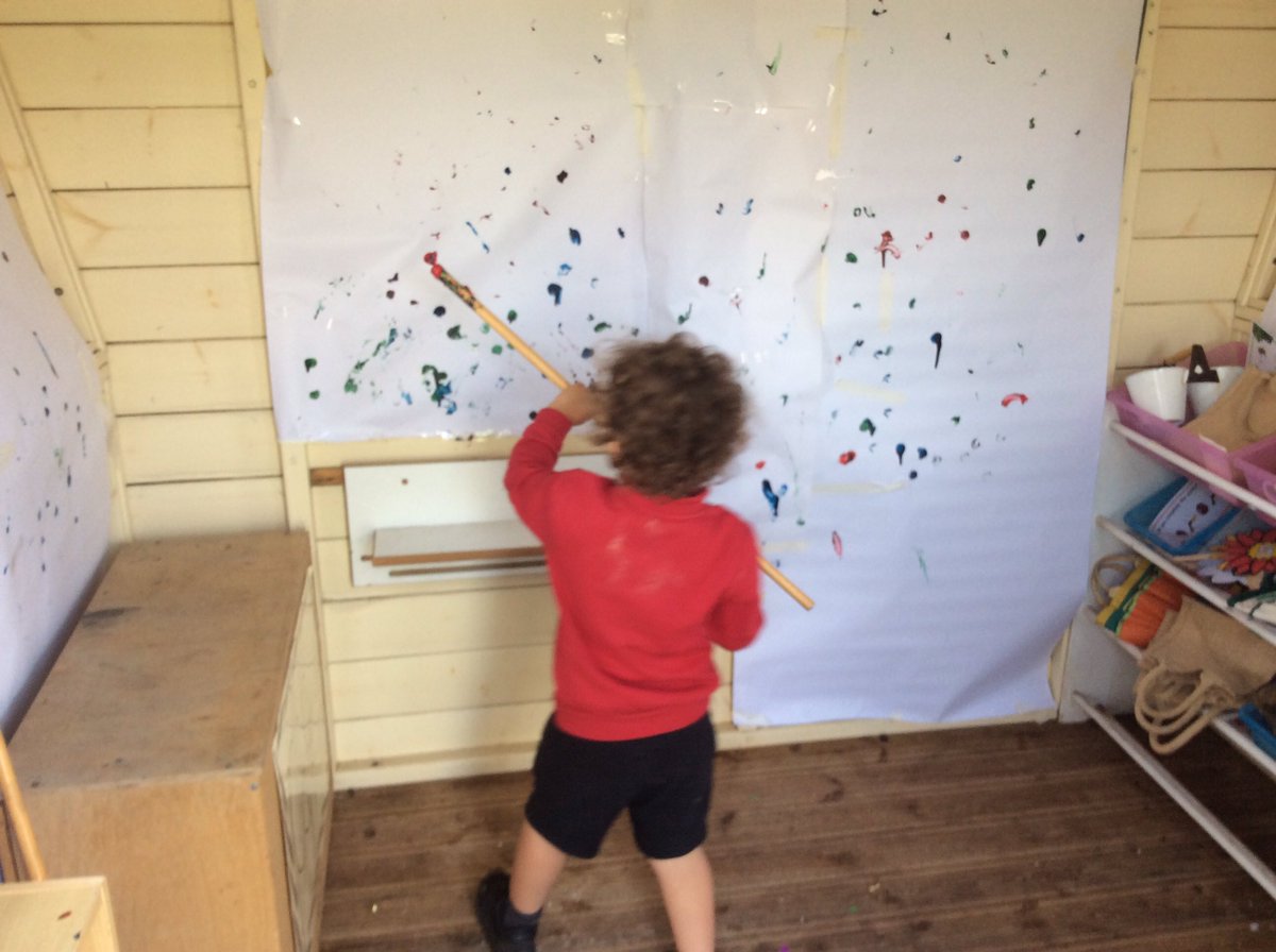 NLHWCPS's tweet photo. We love our new natural art studio! Copying artistic techniques is so much fun when you’re in the garden   @WoodlandsPrima1 https://t.co/S8IRIJpORQ