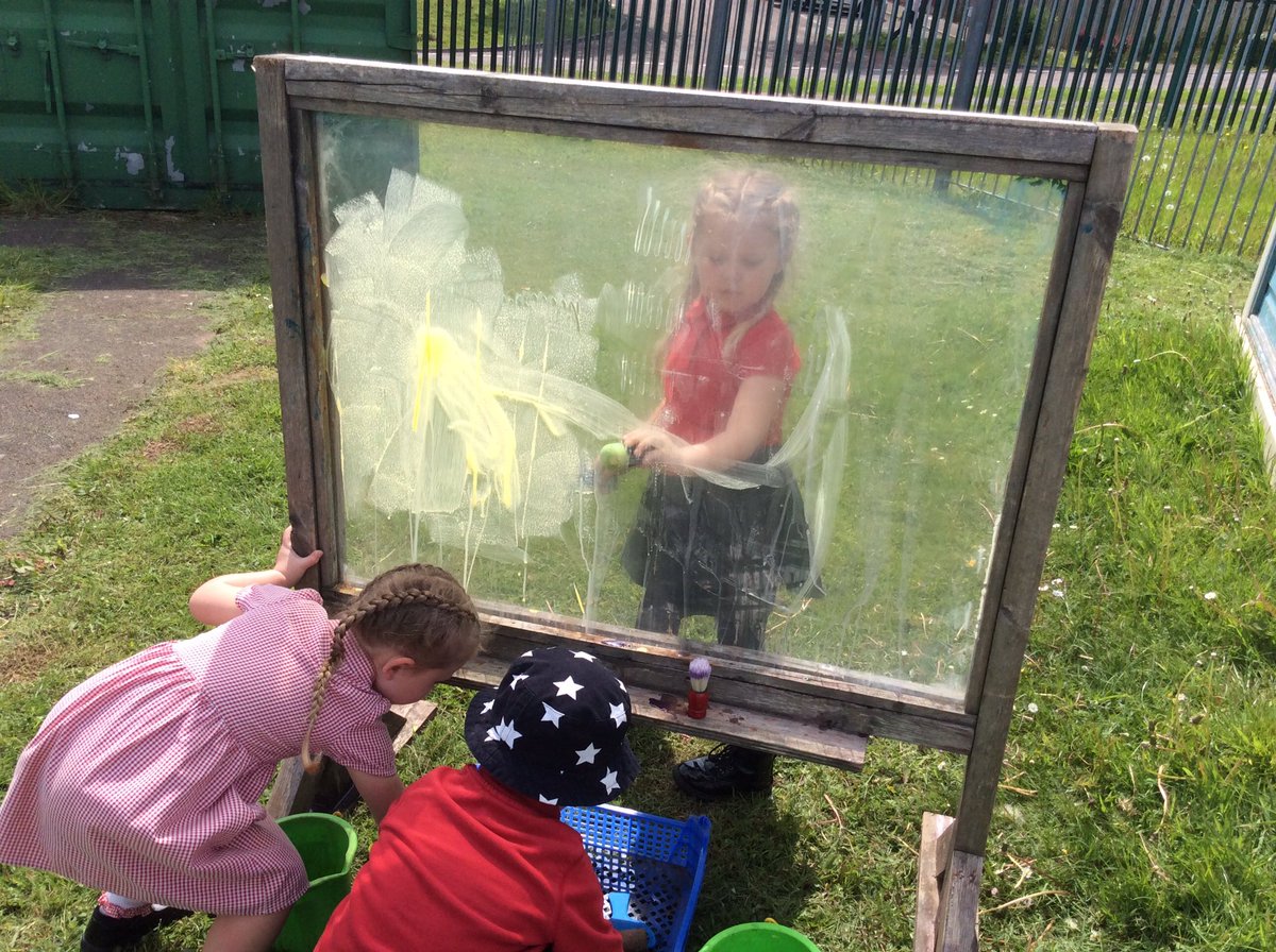 NLHWCPS's tweet photo. We love our new natural art studio! Copying artistic techniques is so much fun when you’re in the garden   @WoodlandsPrima1 https://t.co/S8IRIJpORQ