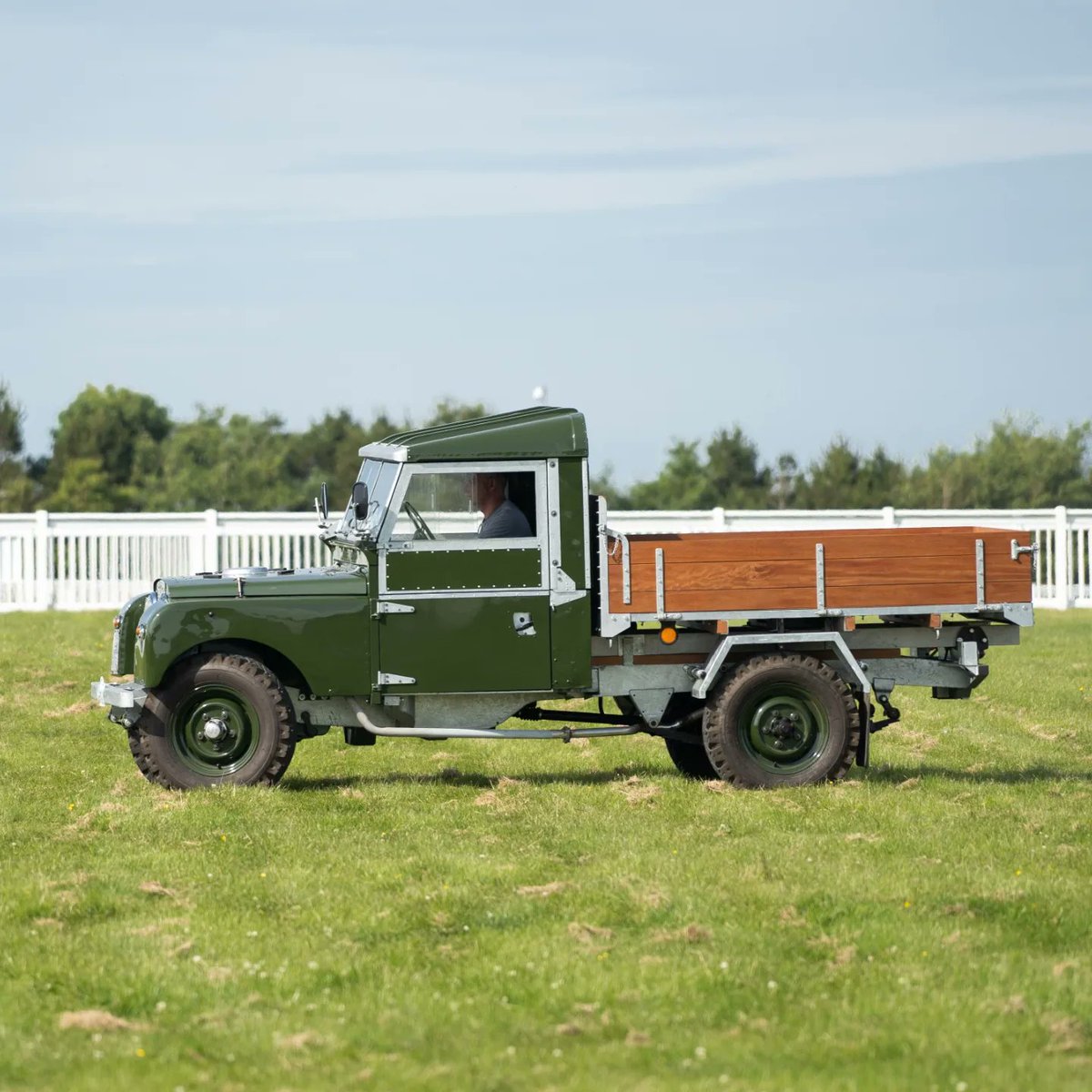 4 of 400+ Series 1's that I shot 5 years ago at Anglesey, North Wales celebrating Land Rovers 70th birthday
#SLRO #SOC #LandRover #Series1 #Serieslandrover #landroverphotoalbum #inkyenston #Oldrovers #Snowdonia #NorthWales