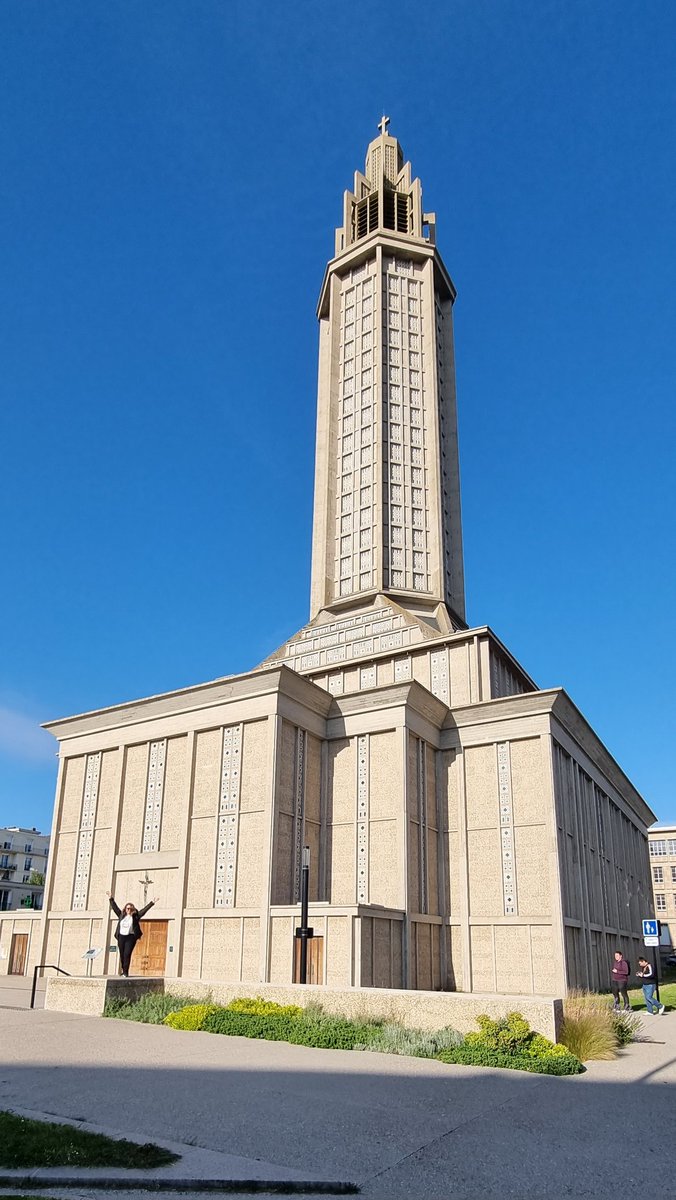 Bonjour da 🇫🇷Le Havre🇫🇷!
La chiesa di St Joseph è come un faro che domina sulla città!

Opera dell'architetto Ferrer che progettò la ricostruzione dopo la 2^ guerra mondiale (80% degli edifici distrutti) puntando sulla geometria e i giochi di luce

#explorefrance #collaborazione