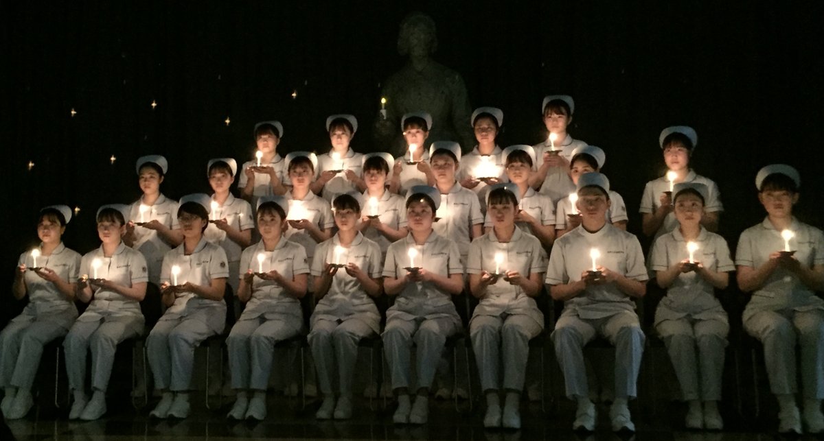 toho_nurspress's tweet photo. ナイチンゲールより灯をいただき、教員より戴帽を受けた2年生。誓いの詞を胸に、看護を学ぶ決意を新たにしました。
#東邦大学 #看護学部 #PledgeCeremony #戴帽式 https://t.co/j3LevRc828