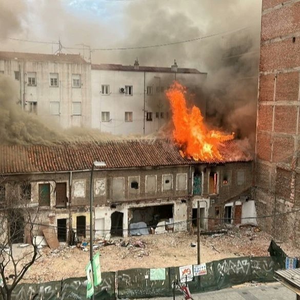 Exigimos investigar las causas del incendio de ayer al lado del Puente de Vallecas.
Algunos medios señalan a "los okupas". Pero sospechamos que podría haber sido provocado por el capital inmobiliario, ya que quedaría "libre" un goloso solar para especular en la zona del Puente.