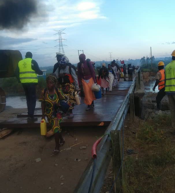 BucuraPatie's tweet photo. #KatongaUpdates
The first set of pilgrims has safely and successfully crossed #Katonga bridge using the temporary pedestrian crossing which was set up by @UNRA_UG to ensure safe passage for pilgrims.
#UNRAworks https://t.co/pRUwIVvPtL
