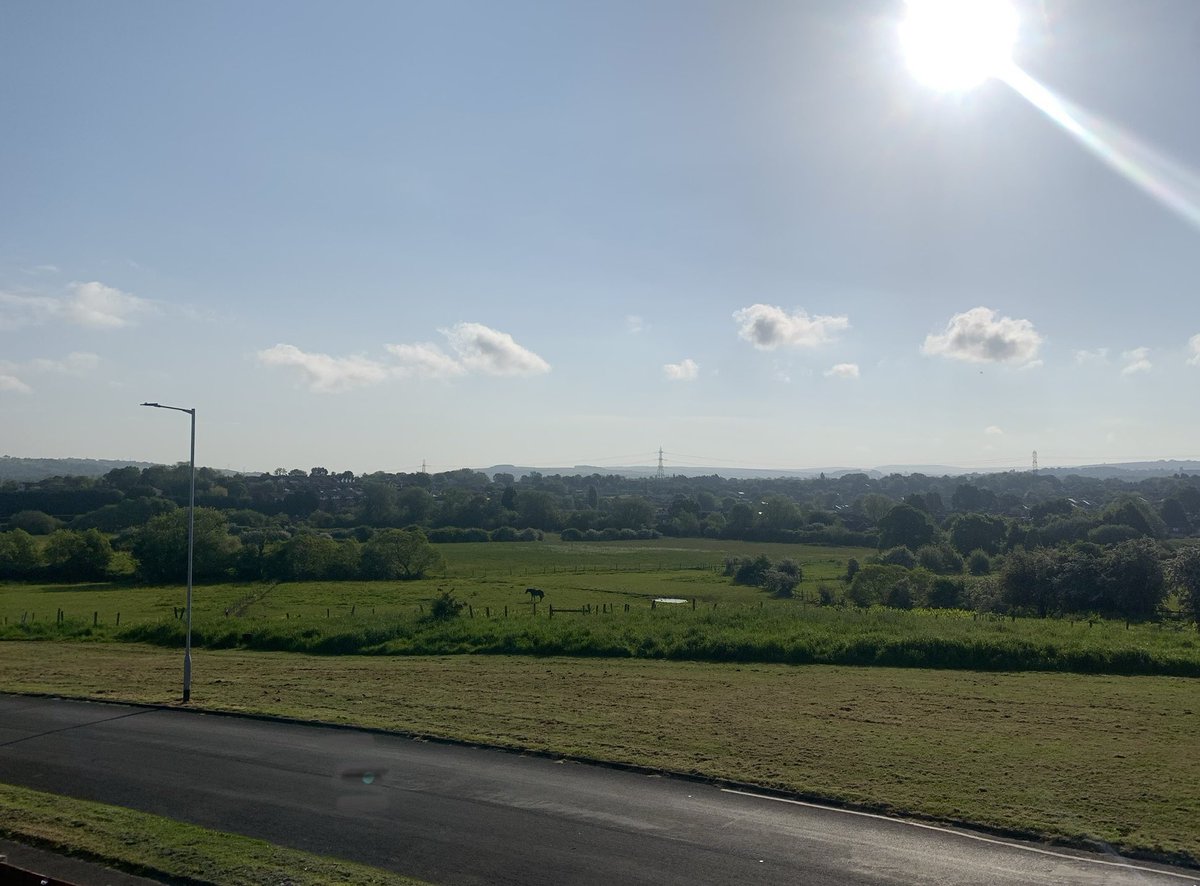 x_JustMe_xxx's tweet photo. Good morning and Happy Friday Eve!! 
What another lovely day! ☀️😎
Last work day today and then I have half term off! 🥰
Lots of exciting times to look forward to! 
Hope everyone is good 😊 
#FridayEve #NearlyHalfTerm #WorkDay #Sunshine https://t.co/N3cvsDVL9N