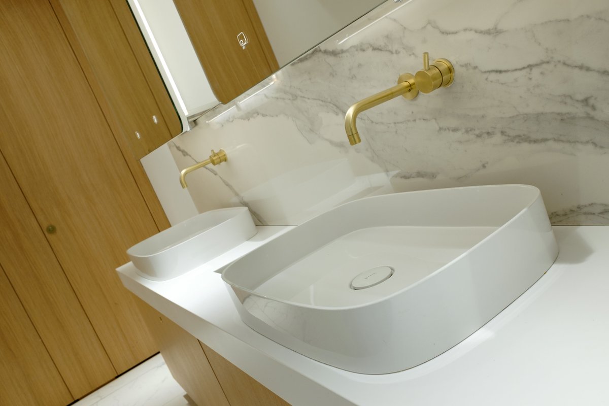 washroom_tweets's tweet photo. Using a stylish mix of marble, brass and oak, we created a unique washroom space – the perfect fit for this recently refurbished high-specification office in Mayfair. Read more here: https://t.co/wlvVNoaTDi 

 #InteriorDesign #LondonInteriorDesign #Washrooms #WashroomDesigns https://t.co/UC7ZSaIZO2