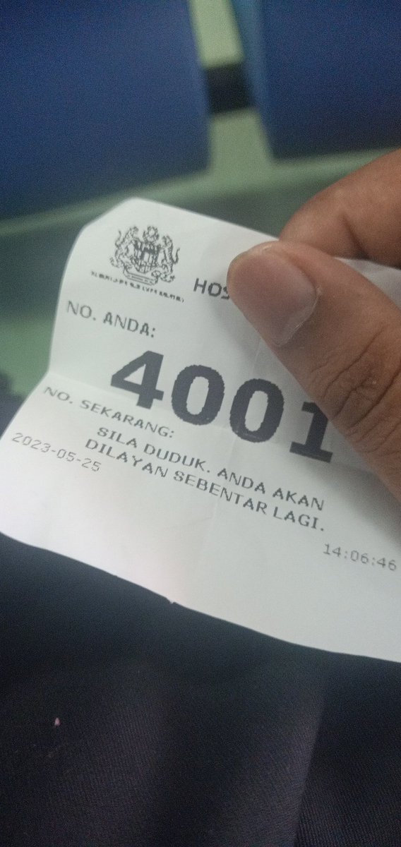 Hr ni follow up.
Pkl 1.45pm dtg... Tunggu,,pkl 2bukak, kene reg kt bhgian hasil.
2.06pm settle reg, tunggu smpai 2.45pm sbb dr xde.
Ttbe, tingtong.. 'Empat kosong kosong... Dua'

Oiiii... Mentang2 auntie tu bising, aku ni kurang penting laa.... 
Xpelah.. Dia lapar kot..