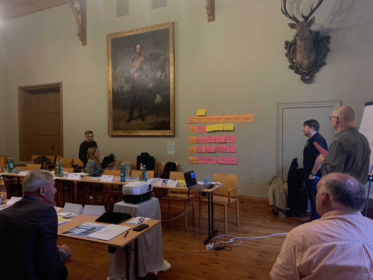 Unter den wachsamen Augen von König und Hirsch nehmen die Teilnehmenden des VR5 mit einer #userjourney eine neue, bürger*innenzentrierte Perspektive auf den Neuantragsprozess ein. #Benchlearning #publicservicedesign (mb/ake)