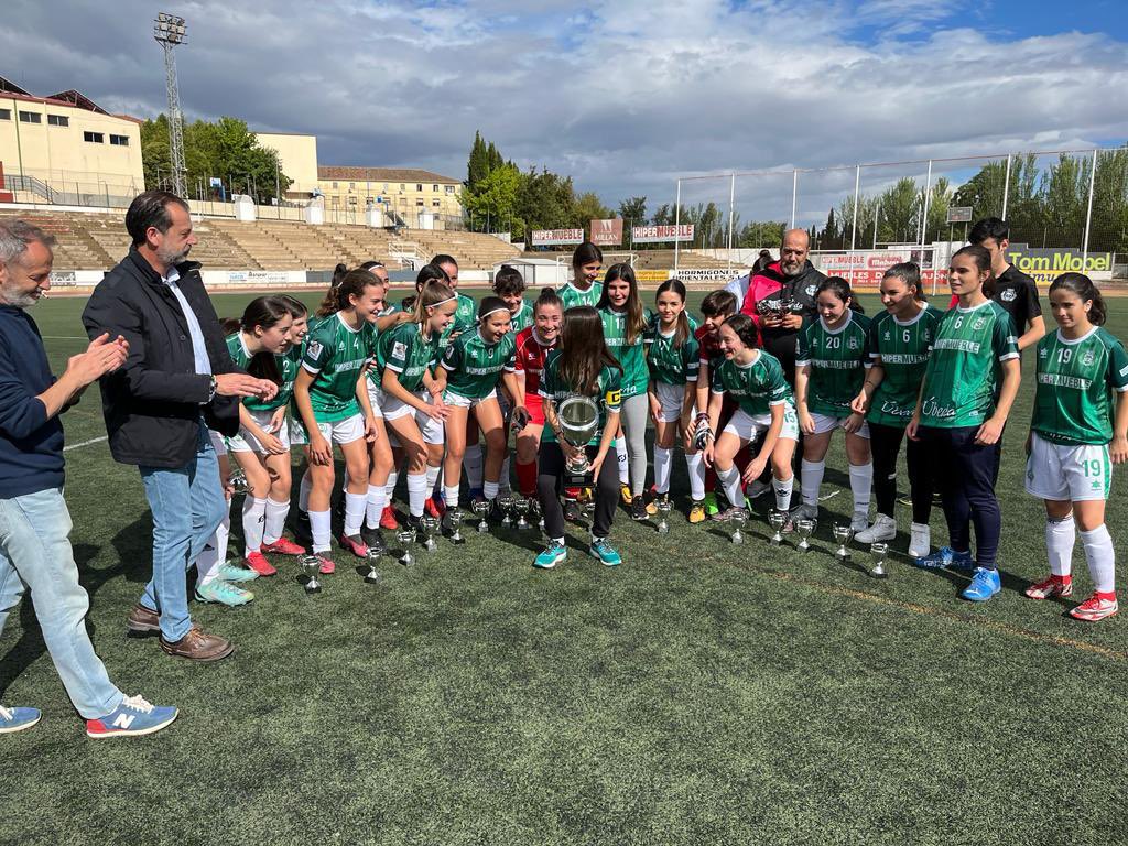 RFAF - Delegación de Jaén (@rfafjaen) on Twitter photo 🥇🏆| CAMPEONAS
El <a href="/cd_ubedaviva/">CD Úbeda Viva</a> femenino , se ha proclamado campeón en la categoría Cadete femenino “2ª Andaluza”.
¡Enhorabuena chicas, tiene mucho mérito!👏🏻🥇 🥇🏆| CAMPEONAS
El <a href="/cd_ubedaviva/">CD Úbeda Viva</a> femenino , se ha proclamado campeón en la categoría Cadete femenino “2ª Andaluza”.
¡Enhorabuena chicas, tiene mucho mérito!👏🏻🥇