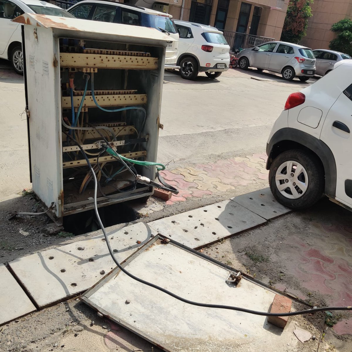 greenviewsec99's tweet photo. सोसाइटी के सभी पैनल्स की यही हालत है।
अब ऐसी हालत में बिजली विभाग कैसे बिजली की आपूर्ति कर पायेगा।
पिछले कई वर्षों से यही हाल है और हम लोग साहब साहब करते घूम रहे हैं।
@UPPCLLKO @UppclChairman @MdPvvnl @pvvnlgbnagar @1912PVVNL @UPGovt @CMOfficeUP @myogiadityanath @myogioffice https://t.co/poqiroWOs2