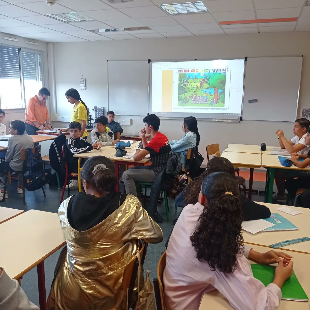 ceipelpuche's tweet photo. #Erasmusplus 5°jornada en tierras francesas. Nuestros estudiantes acuden al centro escolar "Les Escholiers de la Mosson". Mates, Historia, Inglés,EF...estuvieron realmente motivados y trabajando la competencia lingüística en francés en todo momento @sepiegob @cepalmeria #er+puche https://t.co/qRvDB6yWsd