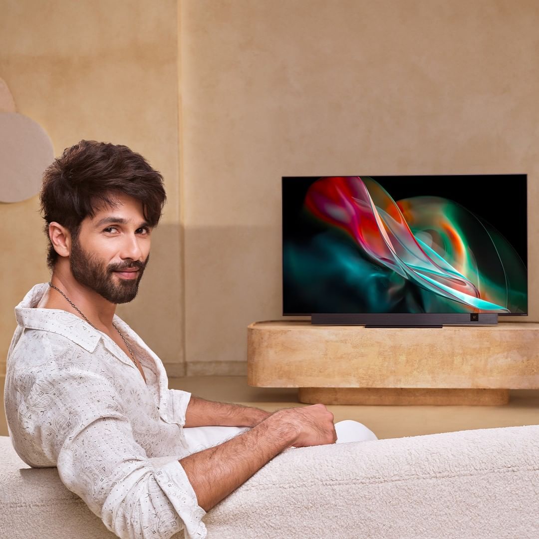 HELLOmagIndia's tweet photo. Enjoy the cinematic experience on the all new #OnePlusTVQ2Pro, just like @shahidkapoor!
Get yours now from @OnePlus_IN
.
#OnePlusTV #HELLOAlliance #ShahidKapoor https://t.co/bLVUXHIq9S