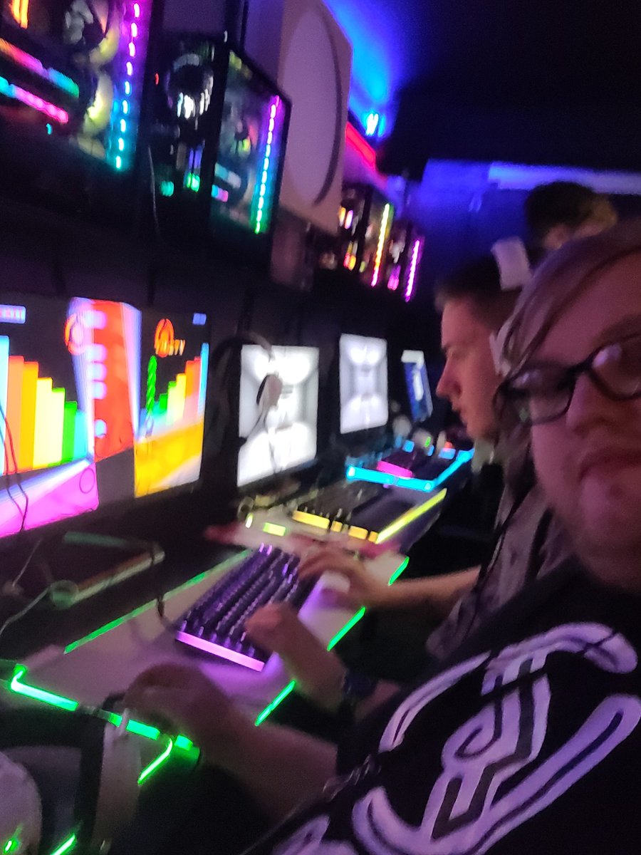BlazingSDev's tweet photo. Last night was soo much fun, had such a great time showcasing both Wavetwist and PETS with @ManMetGames at #pixelbar ! https://t.co/W1mocDJ4lI
