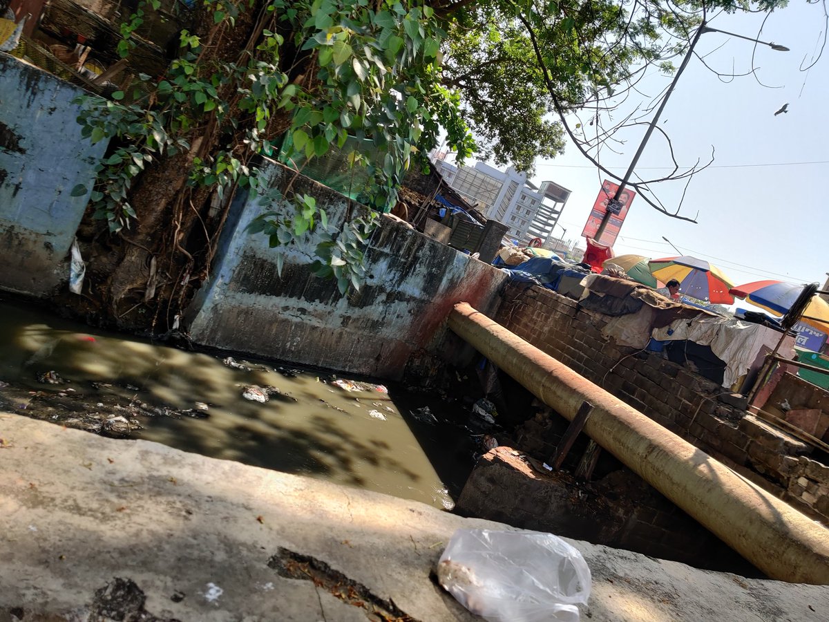 MohnaazS's tweet photo. Some officer is doing inspection at mogra nalla at Andheri subway west I request that the contractor not do his work of desalting properly as mentioned in work order I request again that this will goes with supporting them we will take huge morcha against department. @mybmc https://t.co/eDylABSNd3