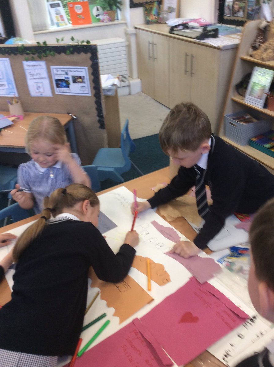 FPS_1_Giraffes's tweet image. Yesterday we all worked together as a team to create a class book about everyday materials which is our current Science topic. This links to our value of the week which is ‘Co-operation’ ✂️ #fpsscience