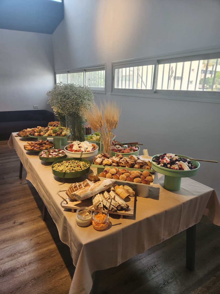 xpand_today's tweet photo. Celebrating Shavuot with great cheeses and excellent wines! 🌾🧀✨
Cheers! 🥂

#1mrobotics #shavuot #nanofulfillmentcenter #hyperlocal https://t.co/yjbINZH3Di