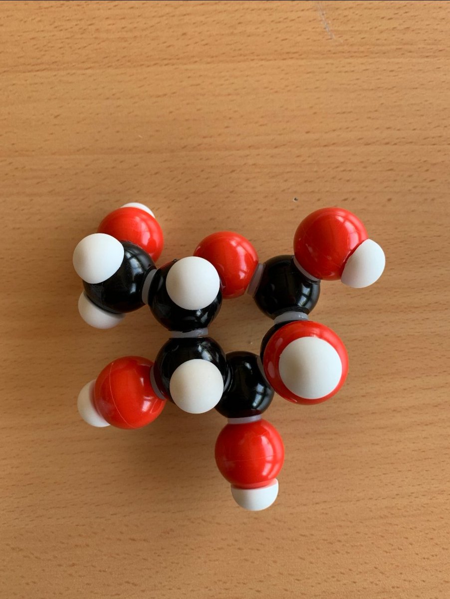 inselprat's tweet photo. Els alumnes de ciències de 4t han treballat amb models moleculars. Han experimentat la disposició a l'espai de molècules senzilles com el metà o l'àcid acètic. També han fet l'estructura d'una molècula complexa, la glucosa, i hem embolicat la troca fent-la també en forma plegada! https://t.co/j1fpKfiJYS