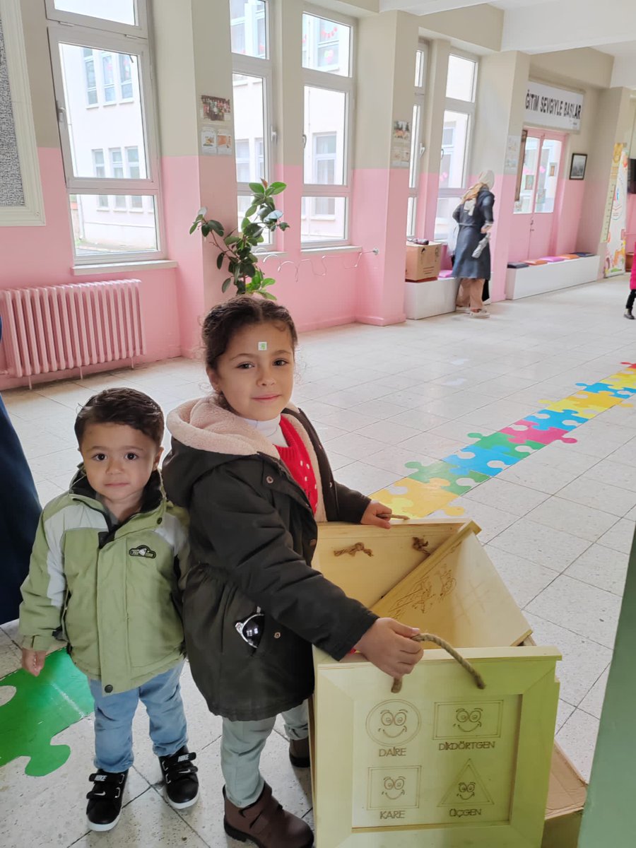 duzce_mem's tweet photo. Ülkemizde gerçekleşen Kahramanmaraş merkezli depremden etkilenerek, İlimize yerleşen 3-5 yaş aralığındaki öğrencilerimize ulaştırılmak üzere; Bakanlığımızın hazırladığı 36 adet “Benim Oyun Sandığım” setinin dağıtımı Şube Müdürümüz Ahmet Girgin’in katılımıyla gerçekleştirildi. https://t.co/TF8XRKOuQ9