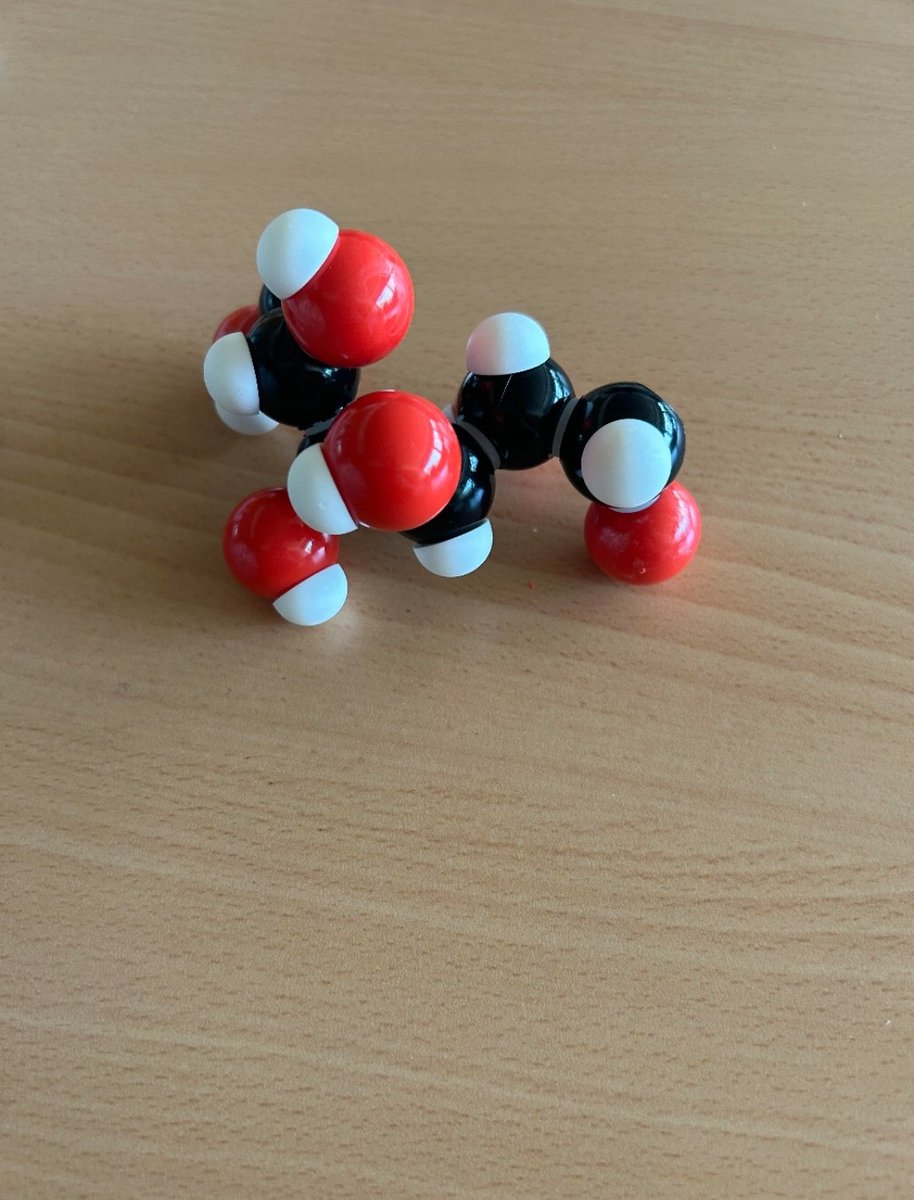 inselprat's tweet photo. Els alumnes de ciències de 4t han treballat amb models moleculars. Han experimentat la disposició a l'espai de molècules senzilles com el metà o l'àcid acètic. També han fet l'estructura d'una molècula complexa, la glucosa, i hem embolicat la troca fent-la també en forma plegada! https://t.co/j1fpKfiJYS