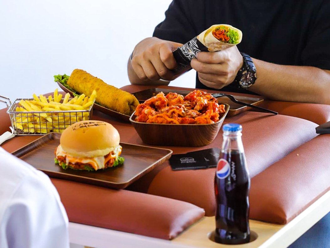 marki_ro's tweet photo. 📸🍔  

✋🏻 تصويرنا لمطعم برجر إكة بتبوك . 

#تبوك #مطاعم_تبوك #تصوير #تبوك_الان

--------- https://t.co/Lm6nNOkaBW