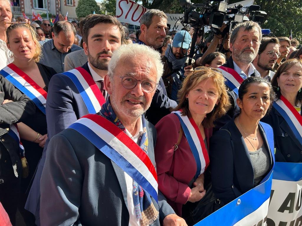 Ce 24 mai, à Saint-Brevin, avec des collègues parlementaires, des maires et des élus locaux  pour dire tout notre soutien à Yannick Morez.  Ce rassemblement témoigne de notre détermination à défendre la République et ses valeurs.