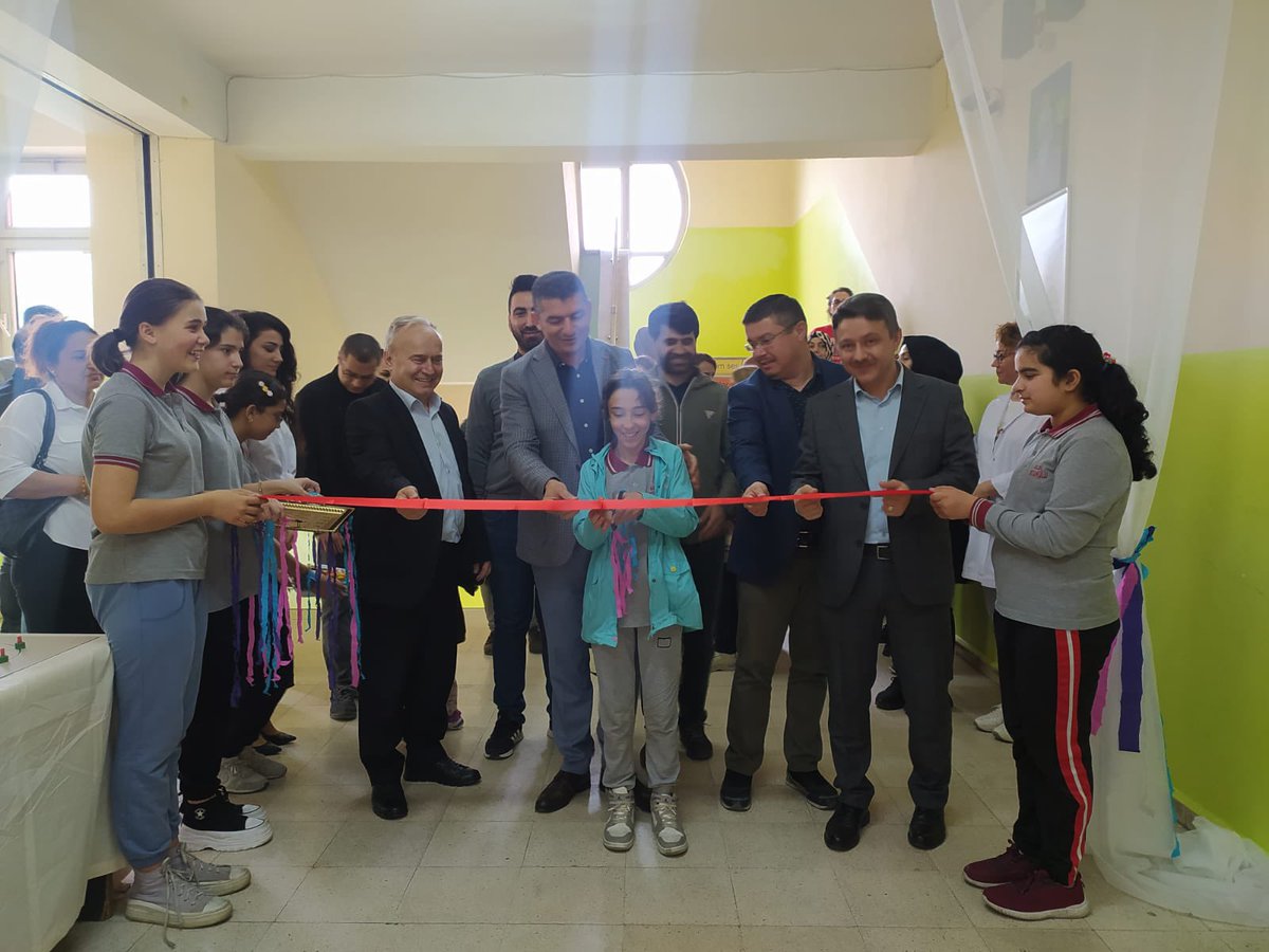 duzce_mem's tweet photo. Müdürlüğümüz Şube Müdürü Ahmet Girgin, Bilgi Ortaokulu’nu ziyaret ederek, öğrenciler tarafından hazırlanan resim sergisinin açılışına katıldı. https://t.co/eagJQbOTn4