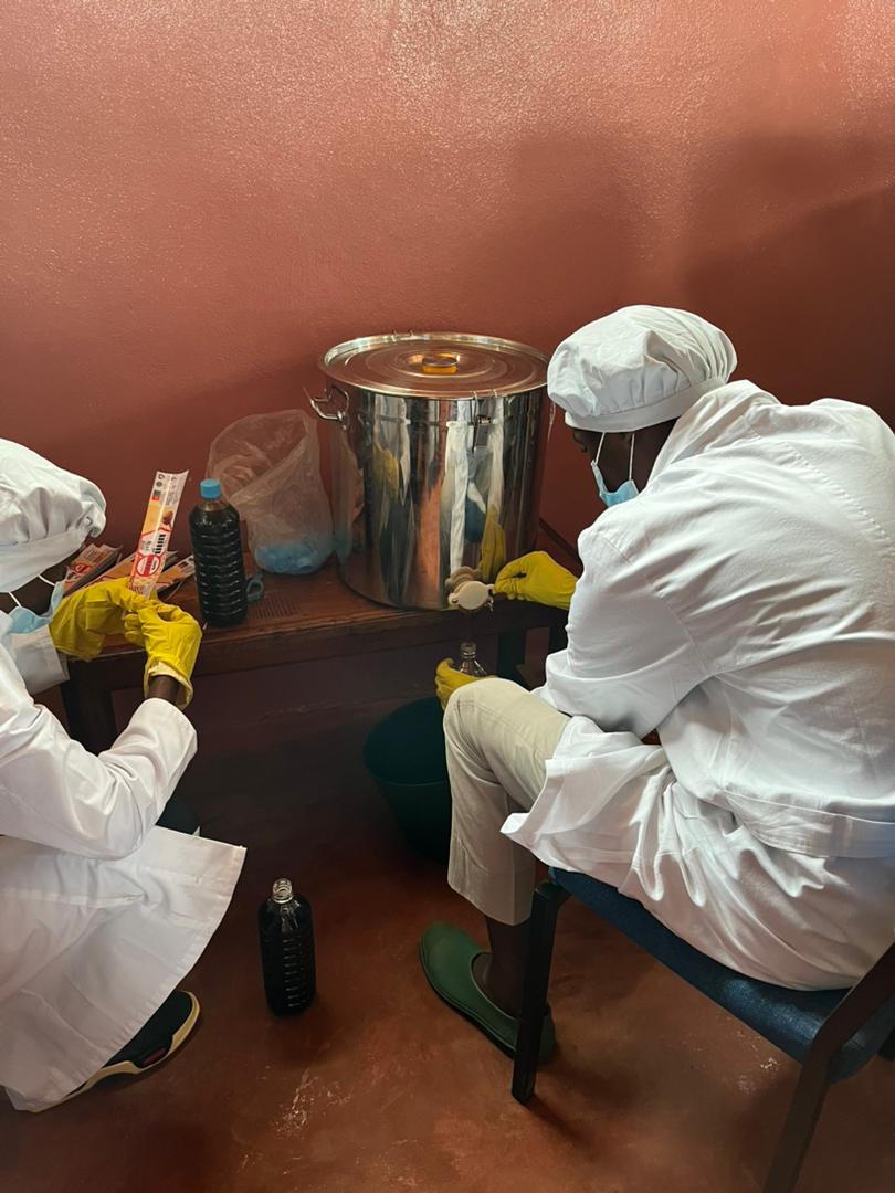 VirginieDago's tweet photo. Un producteur de miel fier de montrer son savoir-faire dans une usine de transformation de ce produit délicieux grâce aux programmes #ACEFA et @PNDP_Cameroun . 
Accompagner les petits producteurs agricoles camerounais est notre défi commun. https://t.co/J6zCVGGUXv