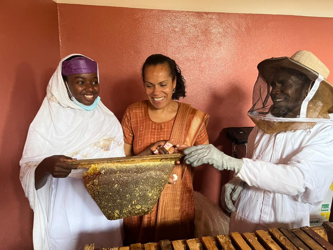 VirginieDago's tweet photo. Un producteur de miel fier de montrer son savoir-faire dans une usine de transformation de ce produit délicieux grâce aux programmes #ACEFA et @PNDP_Cameroun . 
Accompagner les petits producteurs agricoles camerounais est notre défi commun. https://t.co/J6zCVGGUXv