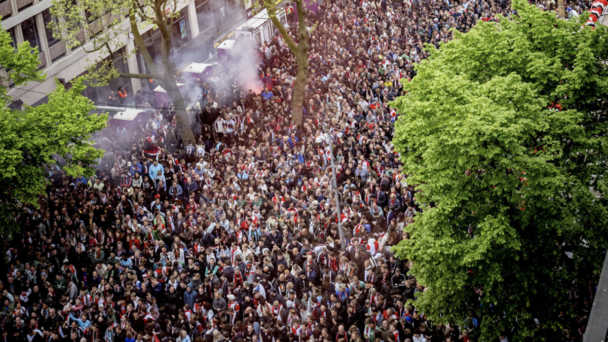 jasperschilder's tweet photo. We schakelen live over naar de Coolsingel, tien minuten na de bekendmaking dat Arne Slot blijft. https://t.co/vp8w08GC18
