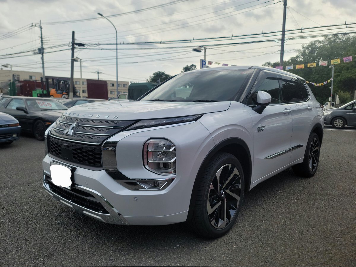 marumiauto's tweet photo. 新車で頼んでいたアウトランダーPHEVが納車されました～☺️❗
普段旧車ばかり見ているので、新しい車を見るのも新鮮で良いですね😆❗
写真は新しい三菱と古い三菱です笑 https://t.co/S3hjof6ZJY
