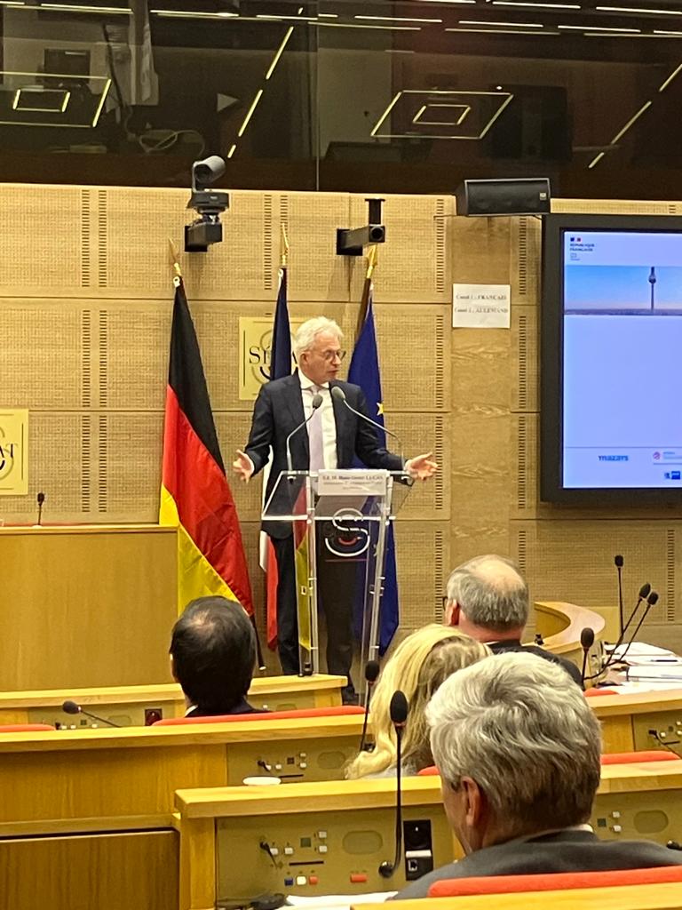 C'est en ce moment au <a href="/Senat/">Sénat</a>, ouverture du #ForumAllemagne par <a href="/AmbDEenFR/">Ambassadeur Stephan Steinlein</a> :"L’Allemagne se distingue par sa force d’innovation et sa force exportatrice grâce à la performance des PME, pays de salons internationaux qui attirent 10M de visiteurs par an." <a href="/businessfrance/">Business France</a> @BF_DACH