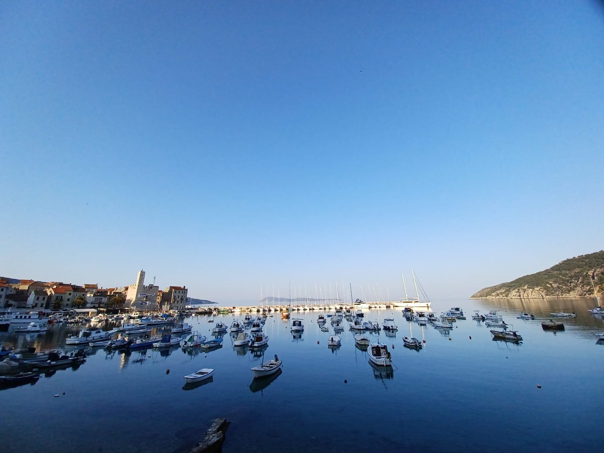DHMZ_HR's tweet photo. Danas djelomice #sunčano, na kopnu malo kiše, popodne uz mogućnost za poneki pljusak, osobito u jutros uglavnom vedroj Dalmaciji - što nam potvrđuje i naš motritelj @JuricaMihovilo1 ovom slikom bonace iz Komiže. 
https://t.co/w2XeEo0ezN
#bonaca #dhmz #prognoza https://t.co/WsUwio0k0O