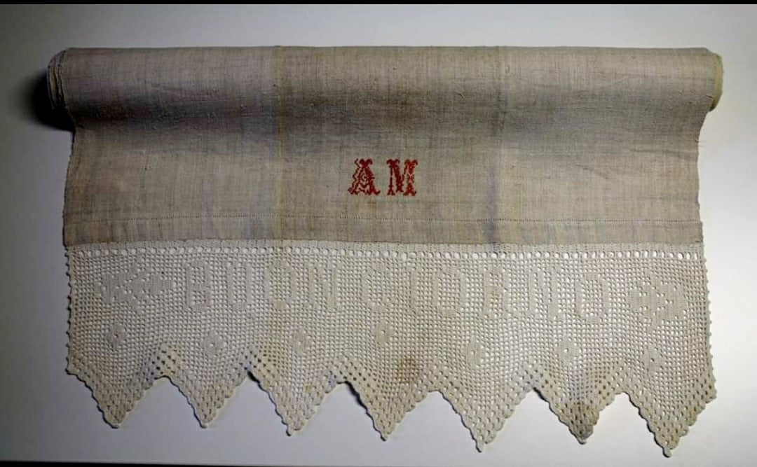 MuseoCanapa's tweet photo. Scordatevi la morbida spugna moderna: un tempo gli asciugamani erano in #canapa!
I migliori erano quelli "da corredo" come quello che vi mostriamo, con delle bellissime cifre ricamate e i bordi a uncinetto che augurano il #buongiorno!
#25maggio #TowelDay #museodellacanapa https://t.co/iwXGLKqUtm