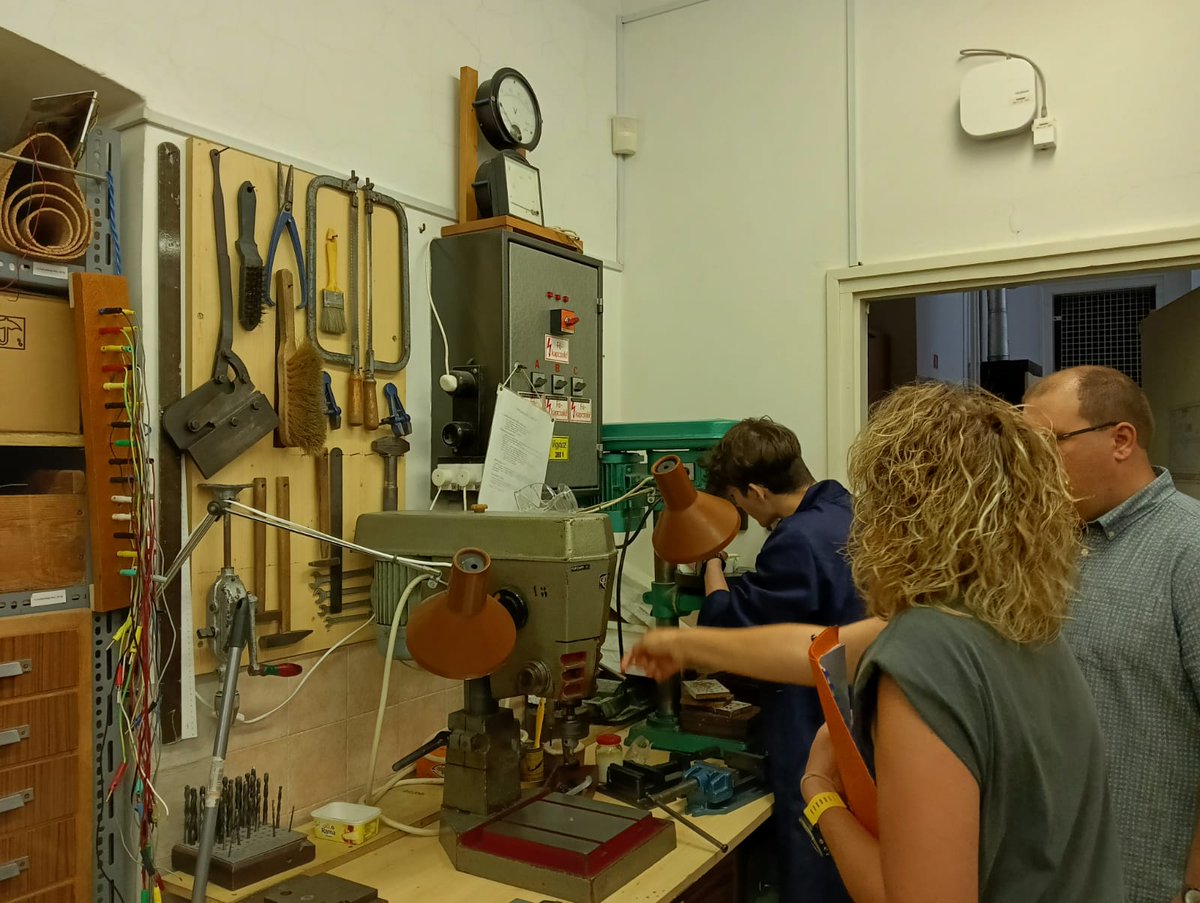 imhcampus's tweet photo. #Budapest-en #erasmusplus programarekin, Bolyai jànos-eko eskolako elektronikako eta programazioko tailerrak ikusten ari dira @imhcampus -eko lanbide heziketako ikastetxe integratuko Aintzane, Argiñe, Eli eta Yolanda irakasleak. Aurkezpen intresgarriak egin dizkigute ikasleek! https://t.co/FkfIwAJfHB