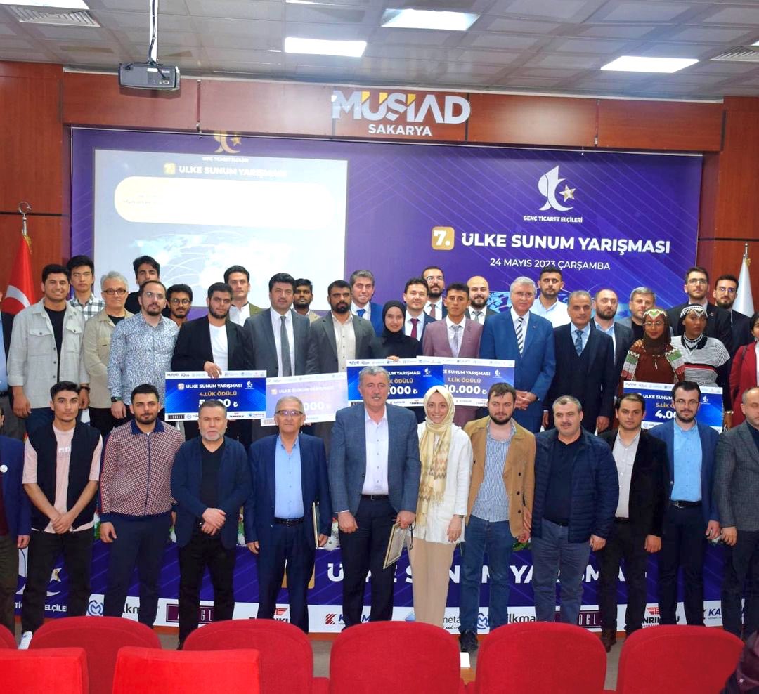 SUBÜ Yedirenk Öğrenci Topluluğumuz MÜSİAD Sakarya Şubesi’nin düzenlediği Genç Ticaret Elçileri 7. Ülke Sunum Yarışması Programına katıldı. Öğrencilerimiz ülkeler arasındaki ticaret köprülerinin gelişimine katkı sunmak amacıyla hazırladıkları sunumları katılımcılarla paylaştı.