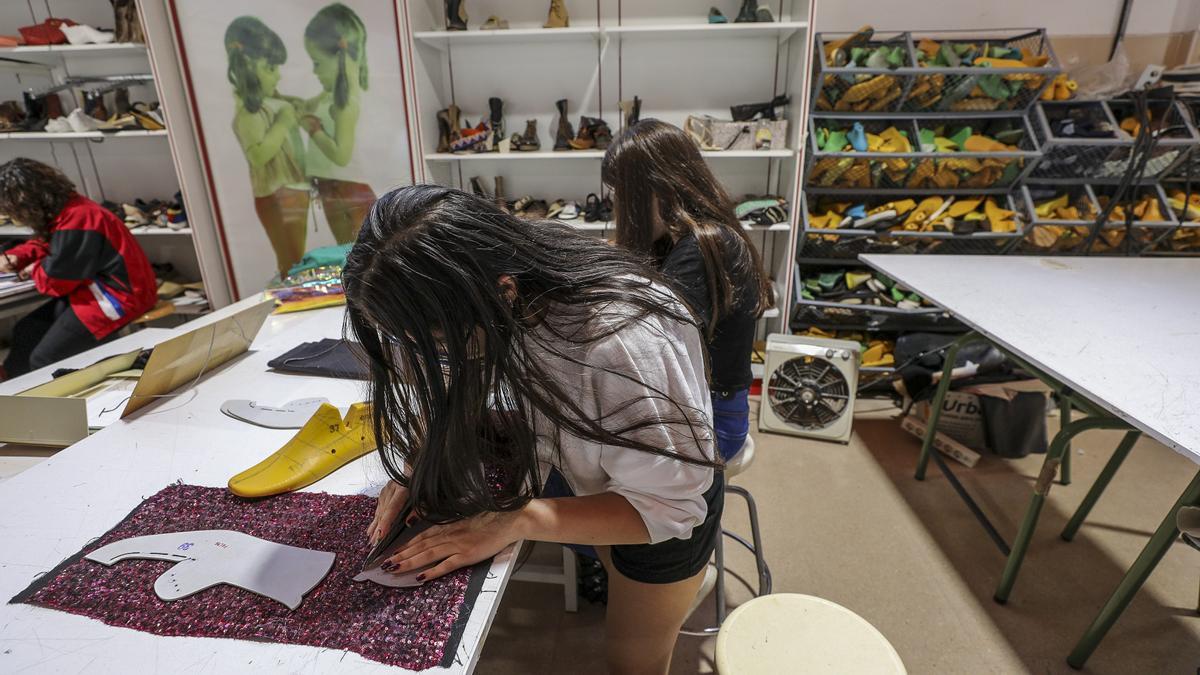 El calzado busca atraer a jóvenes de 16 a 24 años para garantizar el relevo generacional en el sector
catedradelcalzado.umh.es/2023/05/25/el-…