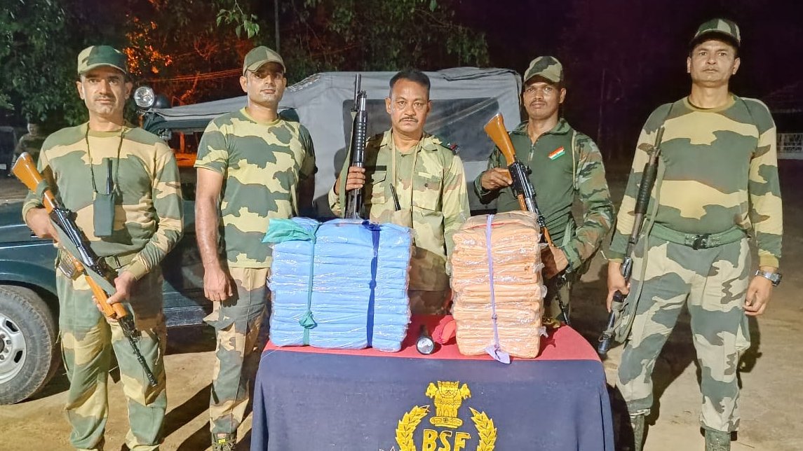 BSF_Tripura's tweet photo. In order to prevent transborder crimes at the #India-#Bangladesh international border. Last night, alert troops of #BSF #Tripura seized 12 kgs Ganja &amp; other contraband items worth ₹ 5,85,102/- &amp; 1330 BD Taka apprehending an Indian national.
#FirstLineOfDefence
#GuardiansOfBorder https://t.co/HvJwo2fvfv