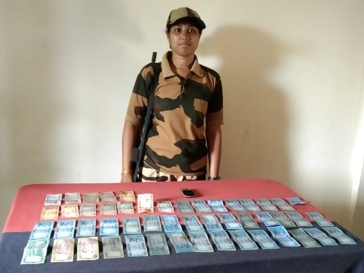 BSF_Tripura's tweet photo. In order to prevent transborder crimes at the #India-#Bangladesh international border. Last night, alert troops of #BSF #Tripura seized 12 kgs Ganja &amp; other contraband items worth ₹ 5,85,102/- &amp; 1330 BD Taka apprehending an Indian national.
#FirstLineOfDefence
#GuardiansOfBorder https://t.co/HvJwo2fvfv