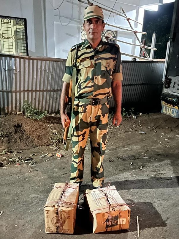 BSF_Tripura's tweet photo. In order to prevent transborder crimes at the #India-#Bangladesh international border. Last night, alert troops of #BSF #Tripura seized 12 kgs Ganja &amp; other contraband items worth ₹ 5,85,102/- &amp; 1330 BD Taka apprehending an Indian national.
#FirstLineOfDefence
#GuardiansOfBorder https://t.co/HvJwo2fvfv