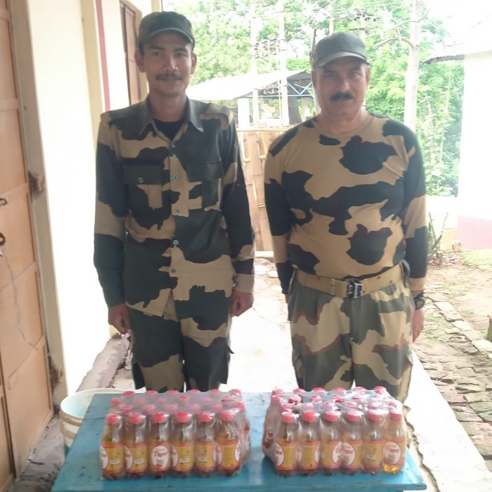 BSF_Tripura's tweet photo. In order to prevent transborder crimes at the #India-#Bangladesh international border. Last night, alert troops of #BSF #Tripura seized 12 kgs Ganja &amp; other contraband items worth ₹ 5,85,102/- &amp; 1330 BD Taka apprehending an Indian national.
#FirstLineOfDefence
#GuardiansOfBorder https://t.co/HvJwo2fvfv