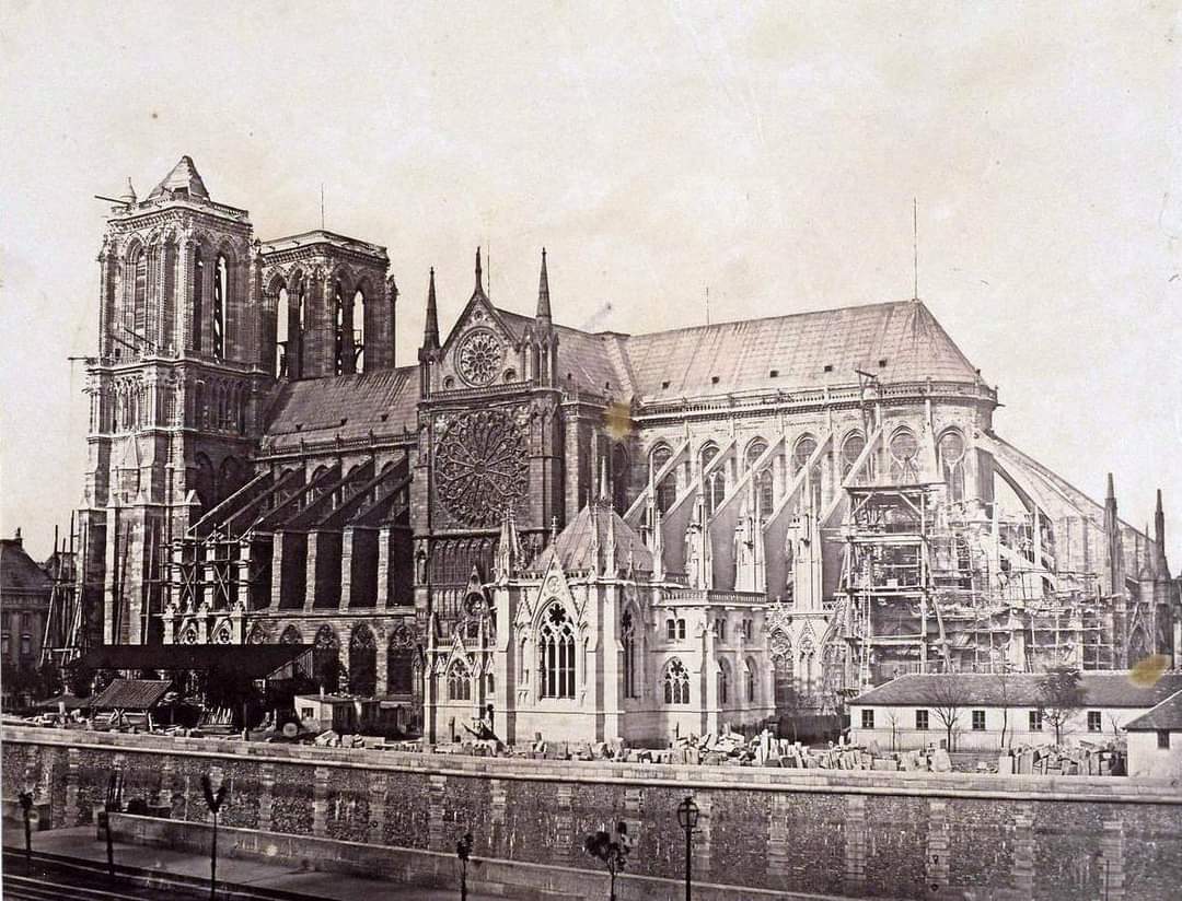 Hippolyte Bayard. 
Le flanc sud de la cathédrale Notre-Dame 
1847. Paris